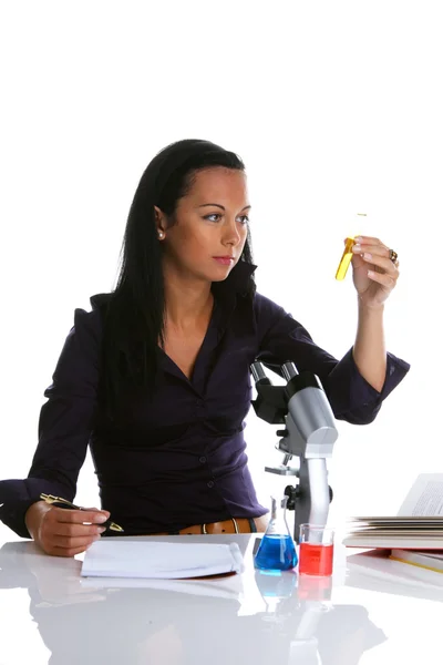 Mulher cientista em laboratório com produtos químicos de vidro — Fotografia de Stock