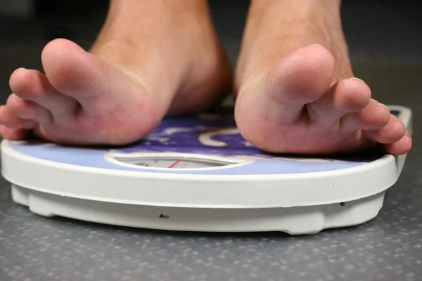 Female feet on scales — Stock Photo, Image