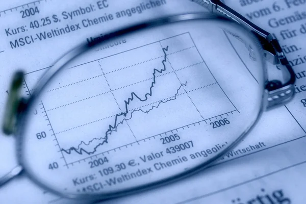 Nahaufnahme des Börsencharts, Brille — Stockfoto