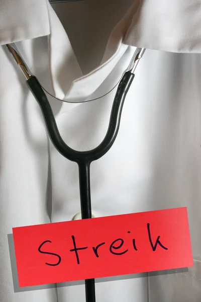 Neues weißes Hemd hängt am Stethoskop — Stockfoto