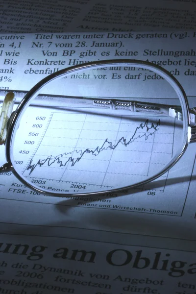 Nahaufnahme des Börsencharts, Brille — Stockfoto