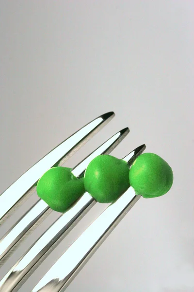 Färska gröna ärtor på gaffeln — Stockfoto