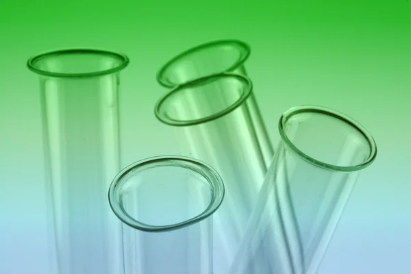 Химическая лаборатория со стеклянными трубами — стоковое фото