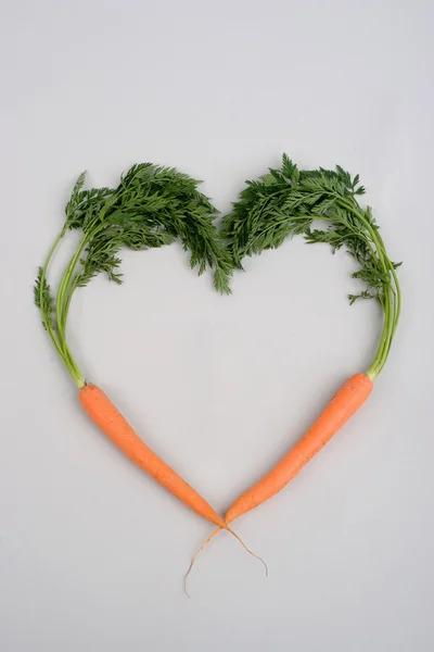 Två morötter i form av hjärta — Stockfoto