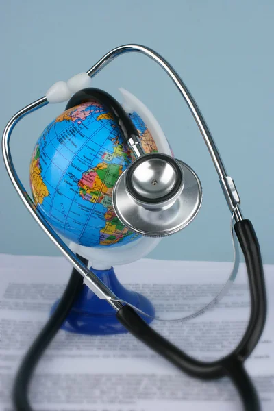 Earth with stethoscope — Stock Photo, Image