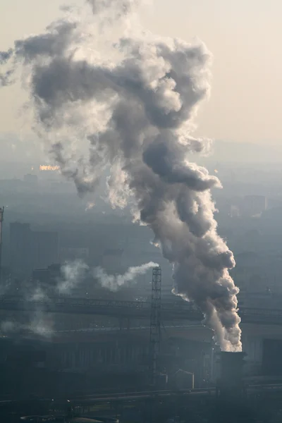 Fumée dense provenant d'une cheminée — Photo