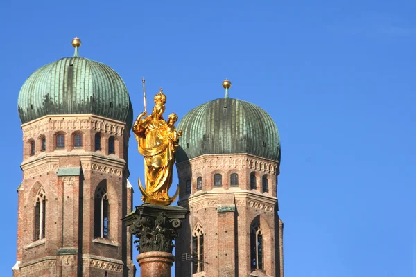 圣母玛利亚在慕尼黑，德国市政厅前的金色雕像 — 图库照片