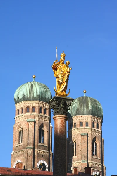 Statue d'or de la Vierge Marie devant la mairie de Munich, Allemagne — Photo