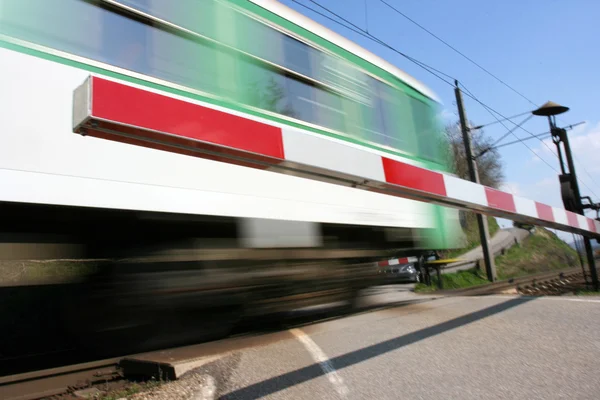 Spoorweg kruising met hogesnelheidstrein — Stockfoto