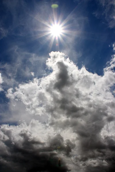 Zon in bewolkte hemel — Stockfoto