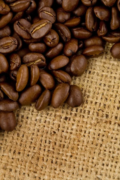 Chicchi di caffè su sacco di tela — Foto Stock