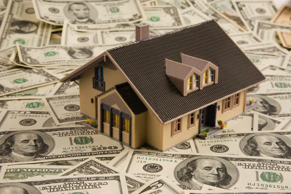Huis op dollarbiljetten — Stockfoto