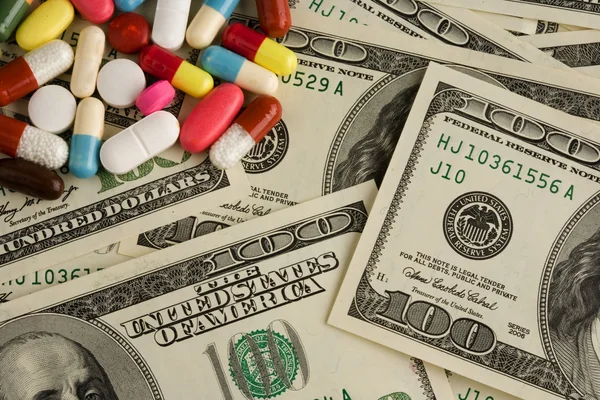 Piller av olika färger på pengar bakgrund. — Stockfoto