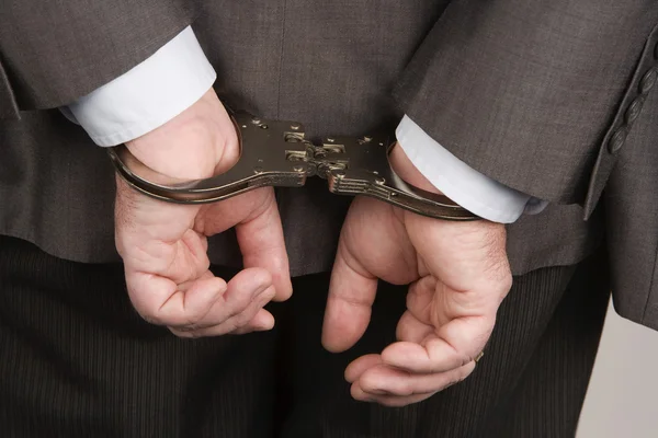 Бізнесмен в наручниках заарештований — стокове фото