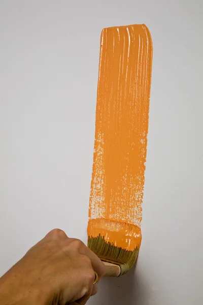 Immagine di una mano che dipinge la parete con rullo — Foto Stock