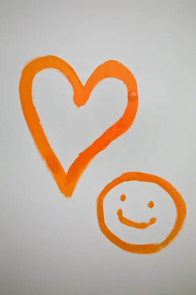 Painted heart and smile on the wall — Stock Photo, Image