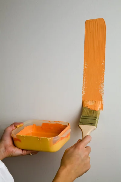 Cuadro de una pintura a mano de la pared con rodillo —  Fotos de Stock