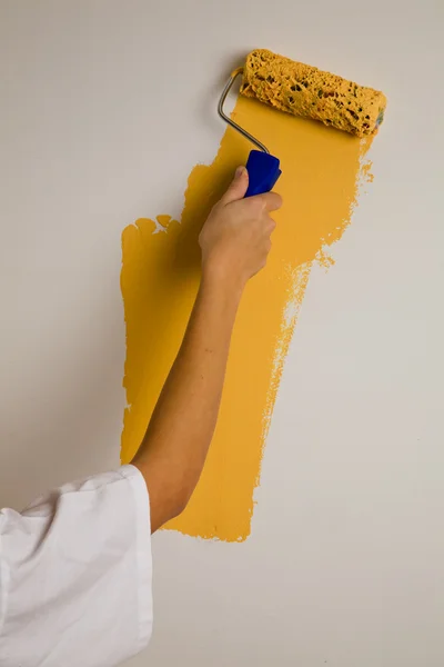 Image d'une main peignant le mur avec un rouleau — Photo