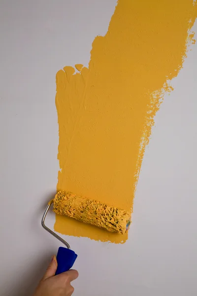 Cuadro de una pintura a mano de la pared con rodillo — Foto de Stock