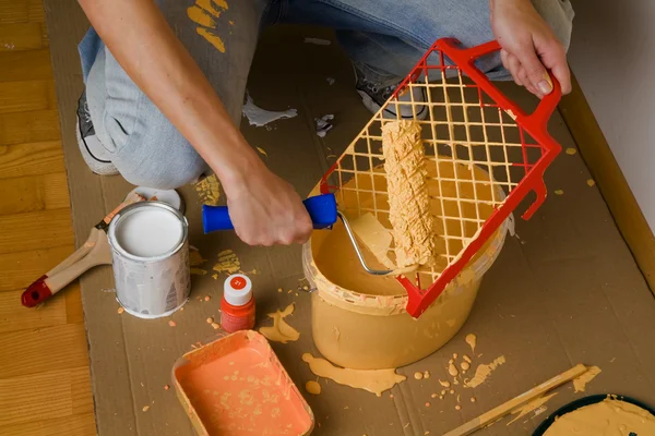 Pouring paint into a tray — Stock Photo, Image