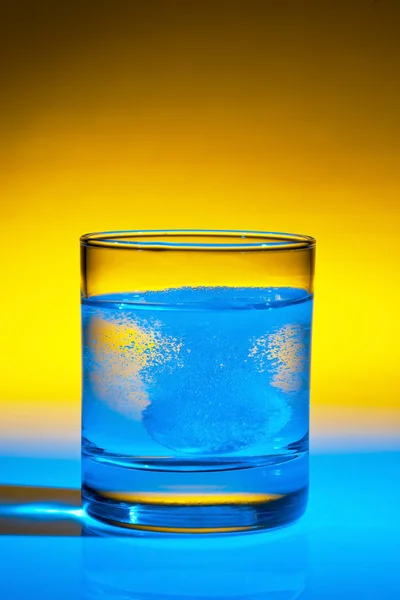 Comprimido se disuelve en agua sobre vidrio —  Fotos de Stock