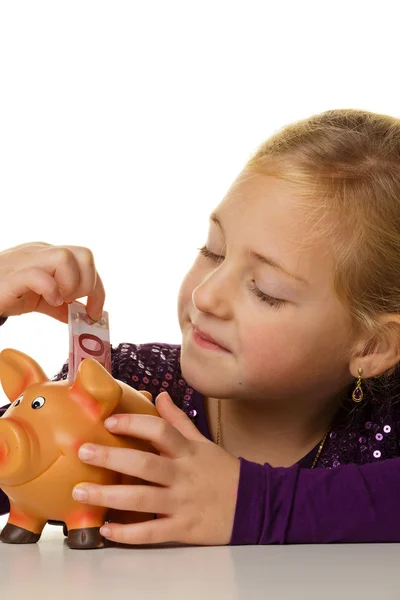 Kind mit Sparschwein. Euro-Scheinsparen — Stockfoto