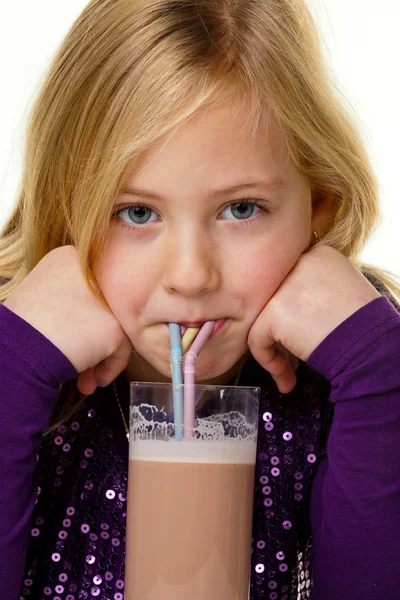 Sıcak çikolata içme küçük çocuk — Stok fotoğraf