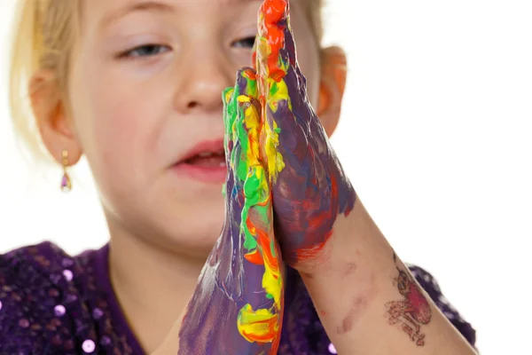 Enfant avec peinture au doigt couleurs — Photo
