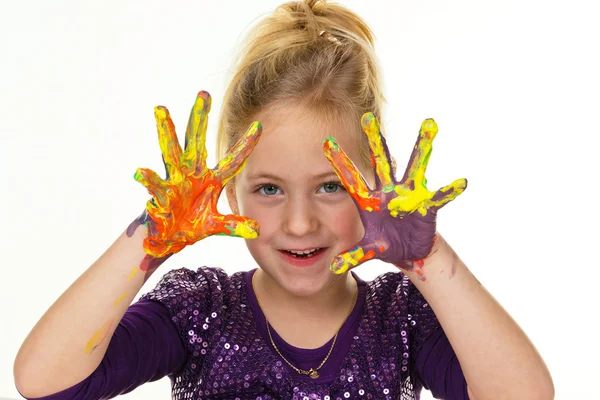 Barn med finger målar färger — Stockfoto