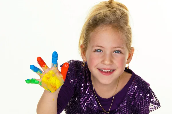 Ребенок с красками на пальцах — стоковое фото