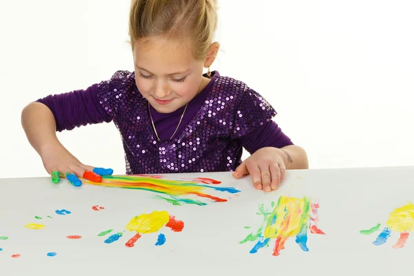 Niño con pinturas para los dedos colores — Foto de Stock