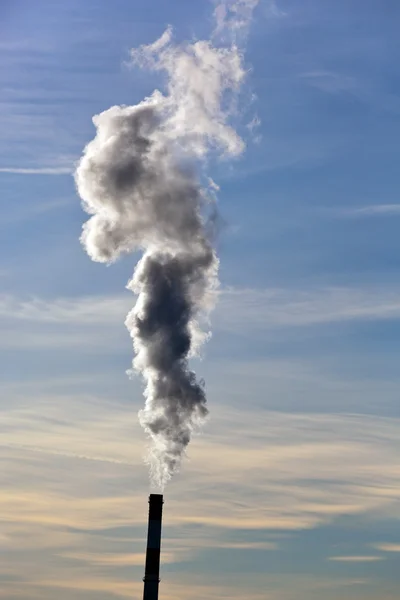 Dymiące kominy fabryki — Zdjęcie stockowe