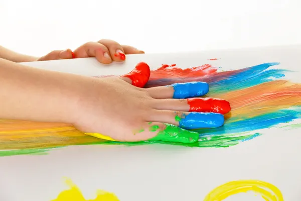 Criança com cores de pinturas de dedo — Fotografia de Stock