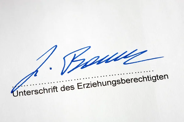 Υπογραφή του επίσημου εγγράφου — Φωτογραφία Αρχείου