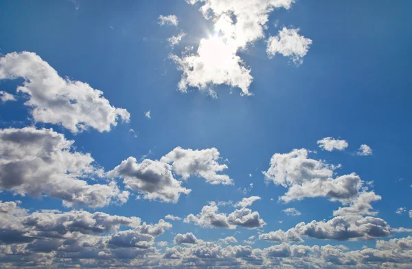 Γαλάζιος ουρανός με φόντο τα άσπρα σύννεφα — Φωτογραφία Αρχείου