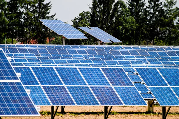 Energía solar alternativa. energía solar —  Fotos de Stock