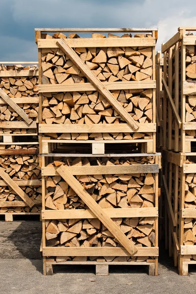 Empilement du bois pour le bois de chauffage — Photo