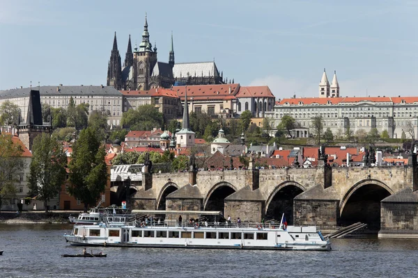 Prágában, a Károly-híd és a prágai vár hradcany — Stock Fotó