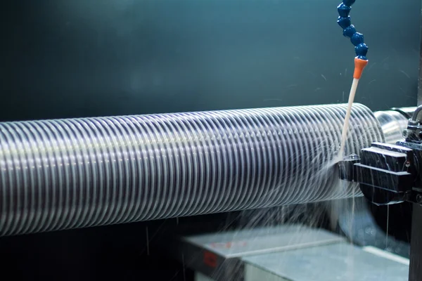 Cnc фрезерная фрезерная головка в металлообрабатывающей промышленности — стоковое фото