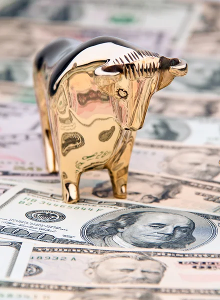 Dólar notas de moeda com touro e urso — Fotografia de Stock