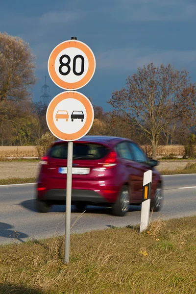 Speed ??of 80 km along a country road — Stock Photo, Image