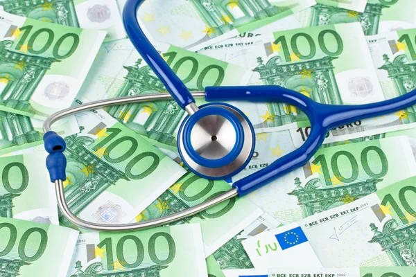 Mnoho euro bankovky s stetoskop. náklady se točí聴診器で多くのユーロ銀行ノート。コストを回転します。 — ストック写真