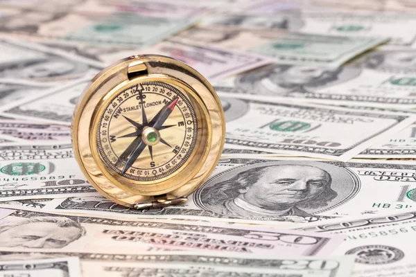 Dollarnoten und Kompass — Stockfoto