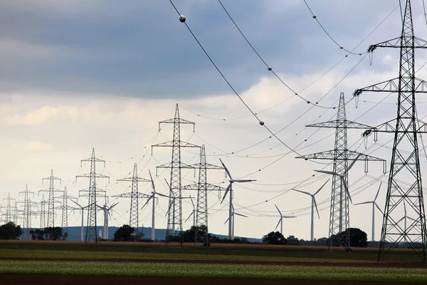 Turbina eólica com postes de potência — Fotografia de Stock