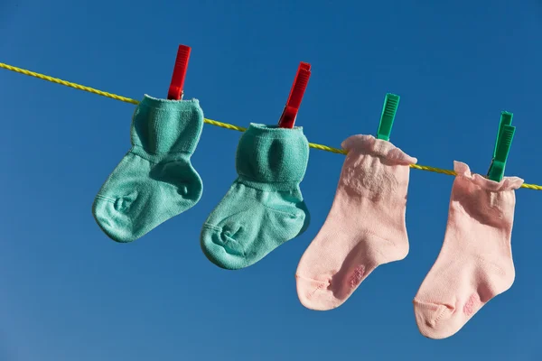 Babysocken auf Wäscheleine zum Trocknen — Stockfoto