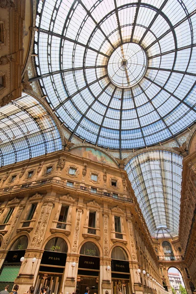 在米兰，意大利的拱廊维托里奥埃 — 图库照片