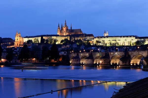 Praga, puente de Charles y el castillo de Prague hradjalá na —  Fotos de Stock