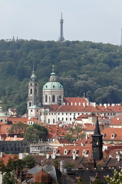 Πράγα, η εκκλησία του Αγίου Νικολάου και Παρατηρητήριο — Φωτογραφία Αρχείου