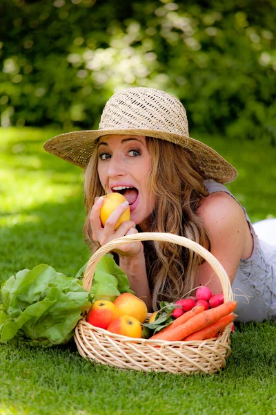Groenten en fruit in de mand met zijn vrouw — Stockfoto