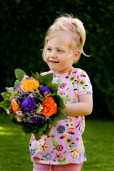 Kind met een boeket van bloemen. gift voor moeder — Stockfoto